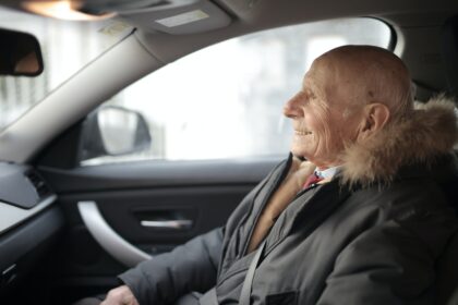 Personne âgée dans une voiture